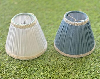 Piccolissimi paralumi vintage plissettati, bianchi o blu, anni '80, per lampade a candela.
