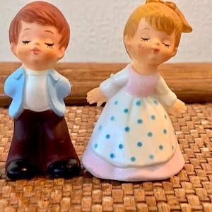 Teensy Vintage Cake Toppers, Kissing Boy and Girl Pair / Vintage Miniature Plastic Cake Toppers / Wedding Cake Toppers / Engagement Partyea