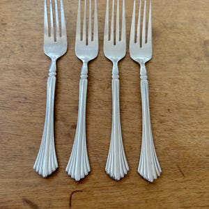 Cambridge Silver &quot;Tracy&quot; Pattern Replacement Dinner Forks Sold Individually / Ribbed, Glossy Flare Tip Cambridge Discontinued Pattern