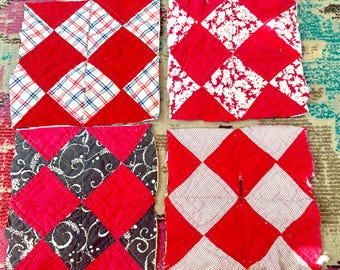 Vier zachte, oudhandgestikte patchwork gewatteerde vierkanten met rood en zwart / 9" quiltblokken