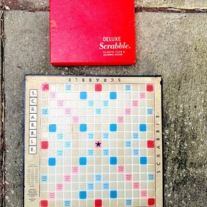 Vintage Scrabble Deluxe nella scatola originale: tessere e rastrelliere per punteggi rossi (senza giradischi) e/o tabellone Vintage Scrabble che gira