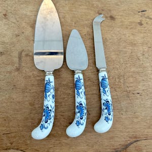 Conjunto de servir vintage em porcelana Prill com alças, em estampa floral azul e branca.