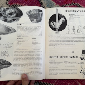 Peut inclure: Un livre d'artisanat vintage avec des instructions sur la façon de fabriquer des bols, un porte-bougie en forme de coq et un porte-recette en forme de coq à l'aide d'un type d'argile appelé "CELLUCAY". Le livre comprend des illustrations et les matériaux nécessaires à chaque projet.