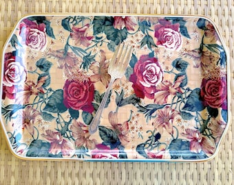 Vintage 1980er Jahre Dekoratives Tablett mit Rosen gewebter Bambus Unterseite / Vintage Chintz Tablett / Shabby Chic Serviertablett