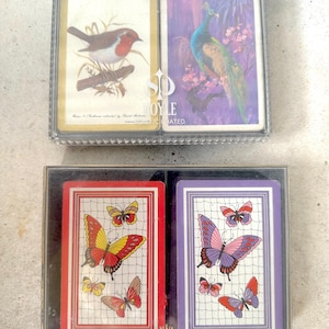 Twee dubbele vintage kaartendecks met vogels en vlinders