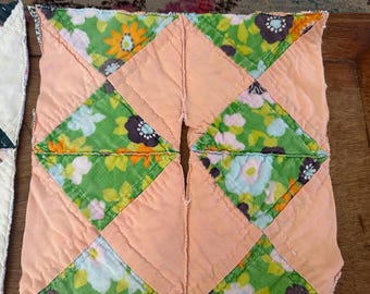 Vier zachte, oudhandgestikte patchwork gewatteerde vierkanten in perzikkleurige / 9"-quiltblokken