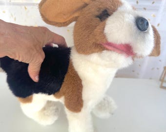 Może przedstawiać: Pluszowy pies beagle z brązowym, czarnym i białym futrem. Pies stoi na czterech łapach i ma głowę uniesioną do góry.