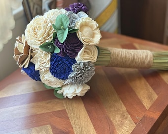 Hübscher Kunstblumenstrauß in Blau-, Creme- und Violetttönen