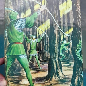 Könnte beinhalten: Eine Vintage-Illustration von Robin Hood und seinen fröhlichen Männern im Wald, die mit ihren Bögen und Pfeilen zielen. Die Szene spielt in einem üppigen grünen Wald mit hohen Bäumen und Sonnenlicht, das durch die Blätter scheint.