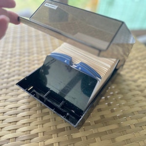 Rolodex vintage avec couvercle en lucite rempli de grandes cartes vierges de 5 x 3 po. et intercalaires alphabétiques