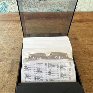 Kleine Vintage Rolodex mit Trennblättern und Karten plus Lucite Deckel zum Aufklappen / Vintage Visitenkarten-Datei /