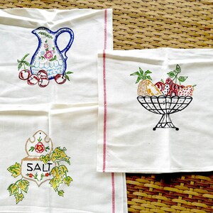 Drie vintage bedrukte theedoeken om te borduren / Mooie katoenen theedoekenset om te borduren
