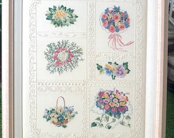 Hermoso bordado vintage con seis paneles florales en un marco rosa moteado / Muestrario de arte de pared bordado enmarcado