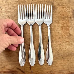 Può includere: Un set di tre tazze in ceramica con finitura opaca e macchiettata. Le tazze sono nei toni del crema, marrone chiaro e marrone scuro. Ogni tazza ha un design semplice e minimalista.