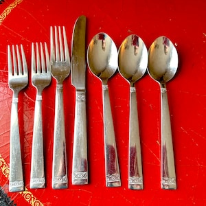 Seven-Piece Cambridge Stainless China Lot with Bands on Top and Bottom of Handle in Eye Design