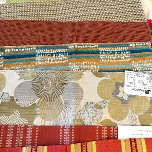 Zeven grote bekledingsstalen in diverse stoffen en kleuren