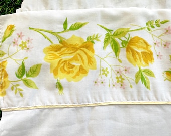 Lenzuolo piatto in morbida mussola vintage di Lady Pepperell in bianco con rose gialle sul bordo