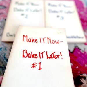 Vintage handgeschreven kookboeken uit de jaren 60 van Barbara Goodfellow: 'Make It Now - Bake It Later #1, 2 en 3