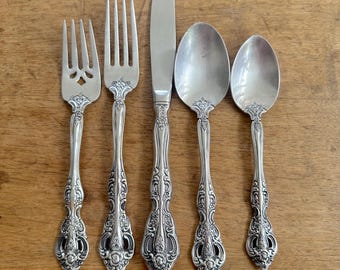 Set di posate vintage Oneida in acciaio inox modello "Michelangelo": forchetta da tavola, forchetta da insalata, cucchiaio ovale da minestra, cucchiaino da tè, coltello in acciaio inox / Vendute singolarmente