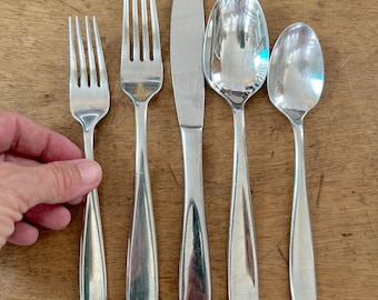 Vintage bestek van Hampton Silversmiths Bergen-patroon / roestvrij bestek Bergen wordt per stuk verkocht