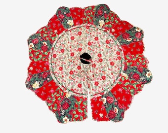 Bellissima gonna per albero di Natale vintage trapuntata con motivi floreali, design patchwork e cuciture a vista.