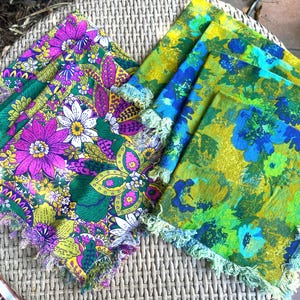 Vintage jaren 1970 flower power servetten katoen, set van 4 / schone, heldere boho katoenen servetten uit de jaren 70, naar keuze roze of avocado