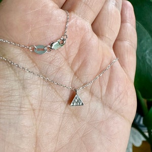 Colgante de diamantes en forma de triángulo/Collar de diamantes delicado/Collar de diamantes en oro de 14 k/Collar solitario de oro blanco de 14 k/MinimalDiamond