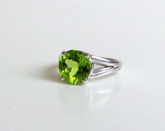 Peridot Ring / 14k White Gold Peridot Ring / Green Peridot Ring 1.5 ct / Peridot Solitaire Ring / Peridot Engagement Ring /August Birthstone
