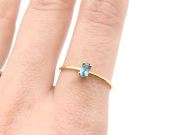 London Blue Topaz Ring / 14k Gold London Blue Topaz Solitaire Ring / Ovaal London Blue Topaz / December Birthstone Ring