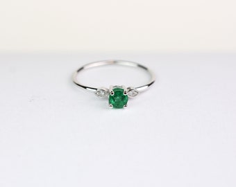 Emerald Ring / 14k Gold Emerald Diamond Ring  / Emerald Engagement Ring / Stackable Emerald Ring / Diamond Emerald Ring / Round Emerald