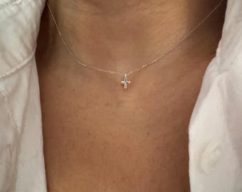 Collar con cruz pequeña de oro macizo de 14 k: colgante religioso