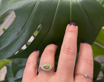 Peridot Diamond Ring / 14k Gold Peridot Diamond Ring / Pear Shape Green Peridot Diamond Engagement Ring / August birthstone Ring