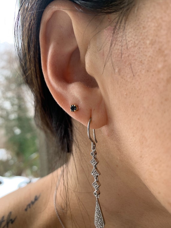 Orecchini A Triangolo Elli In Oro Giallo 375 Con Diamante Nero 0.09 Ct - Gioielli Tendenze