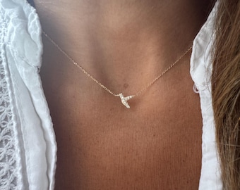 Colar com pingente de beija-flor em ouro 14k e diamantes: delicado pingente de animal