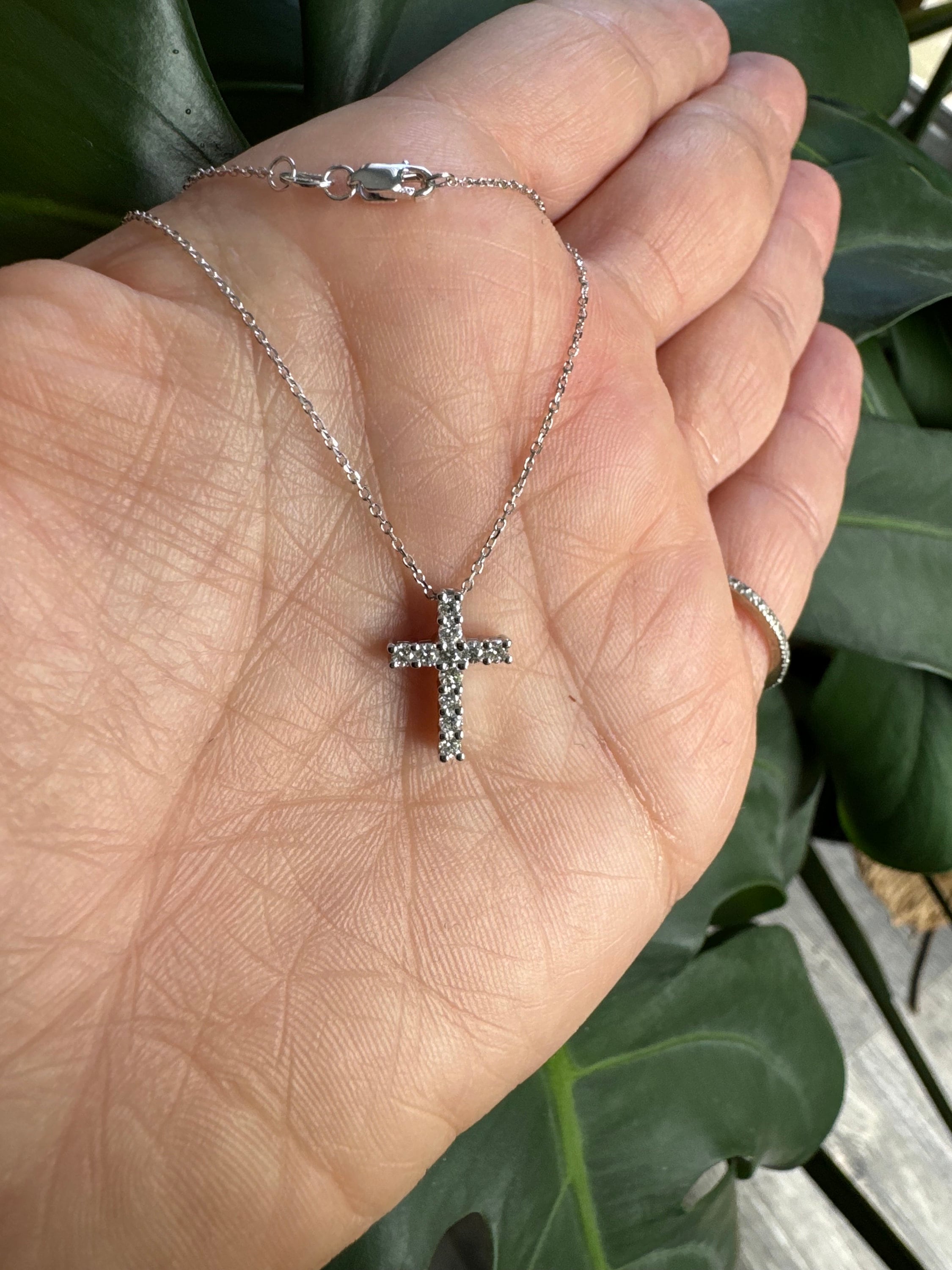 COLLANA CON CROCE STILIZZATA DI DIAMANTI CM.3,5 X 2,20 CT.0,14 COLLANA CON CROCE STILIZZATA DI DIAMANTI CM.3,5 X 2,20 CT.0,14