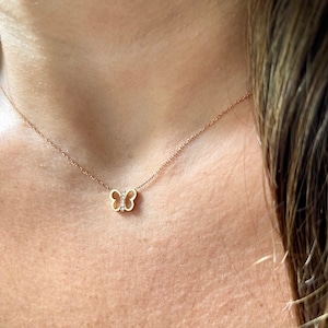 Diamanten vlinderketting: 14k roségouden bedel, minimalistische gelaagdheid