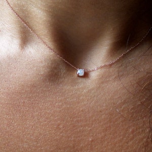 Delicado collar de ópalo en oro de 14k: Piedra de nacimiento de octubre