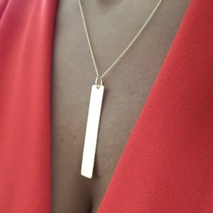 Collar de barra vertical de oro de 14 k: colgante en capas grabable