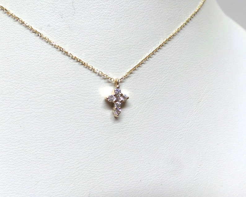 CROSS WITH DIAMONDS IN 14K WHITE GOLD Brilliant cut diamonds ~0.30 ct