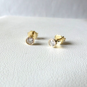 Diamant Ohrstecker / Diamant Lünette Ohrstecker / 14k Solid Gold Ohrstecker / Runde Diamant Ohrringe im Brillantschliff / Zierlicher Diamant Ohrstecker / Minimalistisch