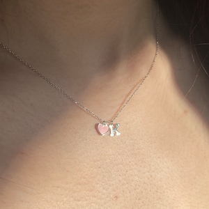 Colar com inicial de coração pequeno / Colar de coração pequeno em ouro 14k / Colar com pingente de inicial de coração esmaltado / Mini coração / Inicial de coração em ouro maciço
