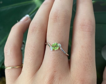 Peridot Diamond Ring / 14k Gold Peridot Ring / Peridot Engagement Ring / Stackable Peridot Ring / Diamond Peridot Ring / Round Peridot
