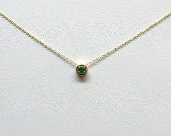 Collar solitario de esmeralda en oro de 14 quilates: colgante con piedra de nacimiento de mayo