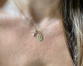 Collar de la Virgen María con cruz de diamantes pequeños / Collar de la Virgen María con cruz de diamantes de oro de 14 k / Cruz de diamantes pequeños / Regalo de bautismo / Comunión