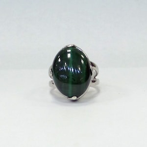 Handmade Oval Green Malachite Ring: Sterling Silver Cabochon (Size 7.5)
