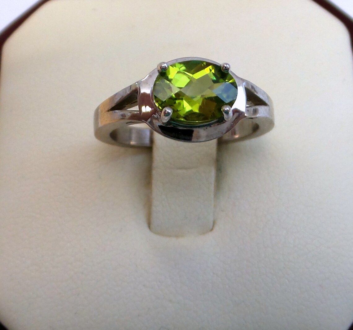 1.44ct Natural Oval Peridot 925 Sterling Silver Triquetra Celtic Knot Ring - Size 10, 8x6mm Gemstone