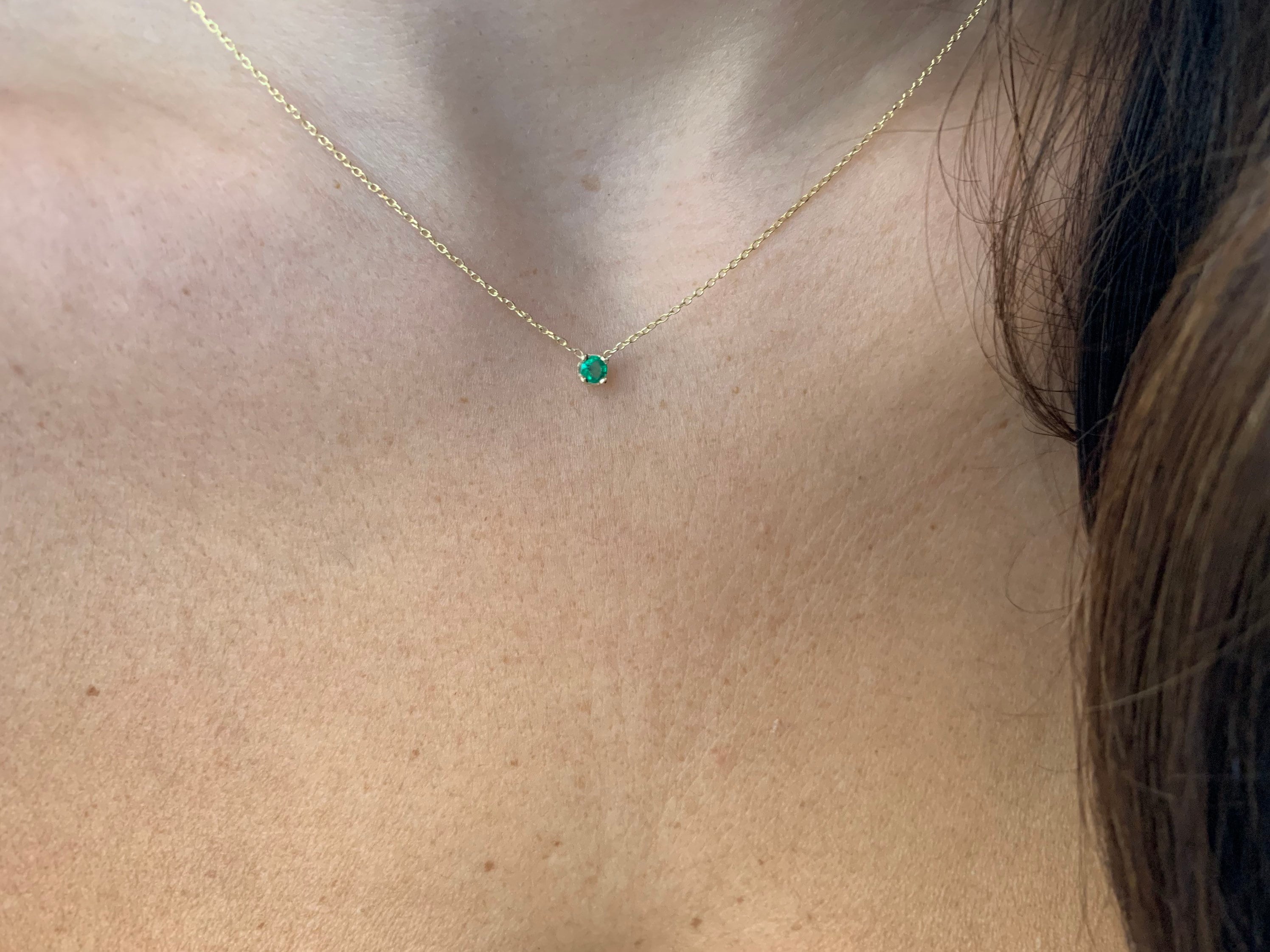 Small emerald pendant necklace deals