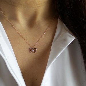 Sierlijke diamanten vlinderketting: 14k roségouden bedelhanger
