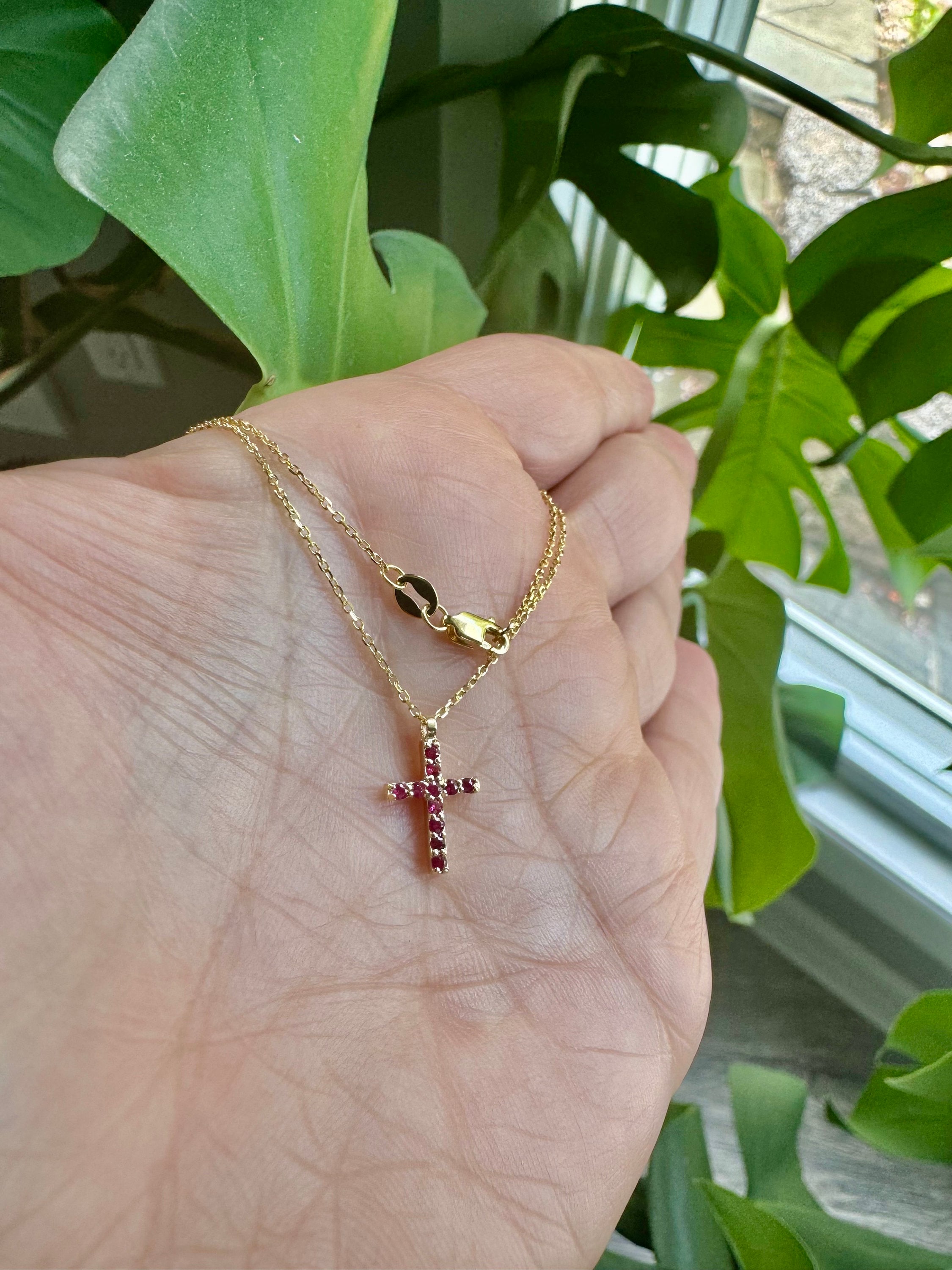 Collana con ciondolo in oro giallo 14K con rubini rossi e diamanti da 8,70 carati