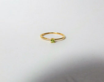 Peridot Solitaire Ring / Green Peridot Ring 0.05CT / 14k Gold Peridot /Stackable Peridot / Round Small Peridot Ring /August Birthstone Ring